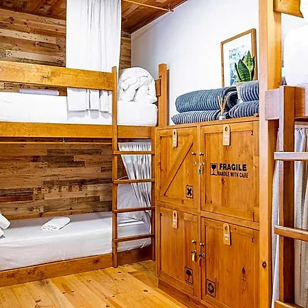 Castaway Hostel *